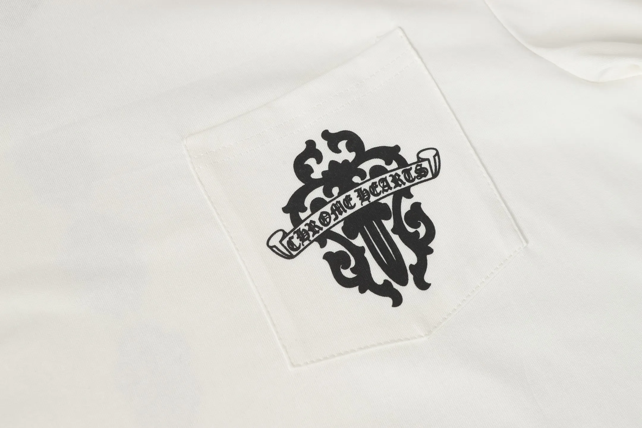 P150 Cross-border model, please do not place an order if you are looking for quality -Chrome Hearts/Chrome Hearts Sanskrit printed popular long-sleeved T-shirt -High weight, high density and high quality. The wool is soft, delicate and skin-friendly. Soft and silky to the touch. Excellent warmth and skin-friendly properties. -Customized weaving and dyeing, no color difference, regardless of fabric or workmanship details. Comparing the ordinary version on the market -Colour: black white -Size: S M L XL